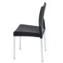 Chaise noire pour l'extérieur et l'intérieur.